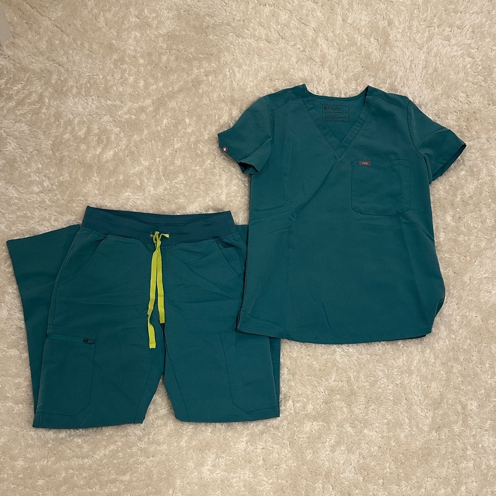 Figs Women’s Catarina One pocket Scrub Top and Yola Skinny Scrub Pants Cactus XS